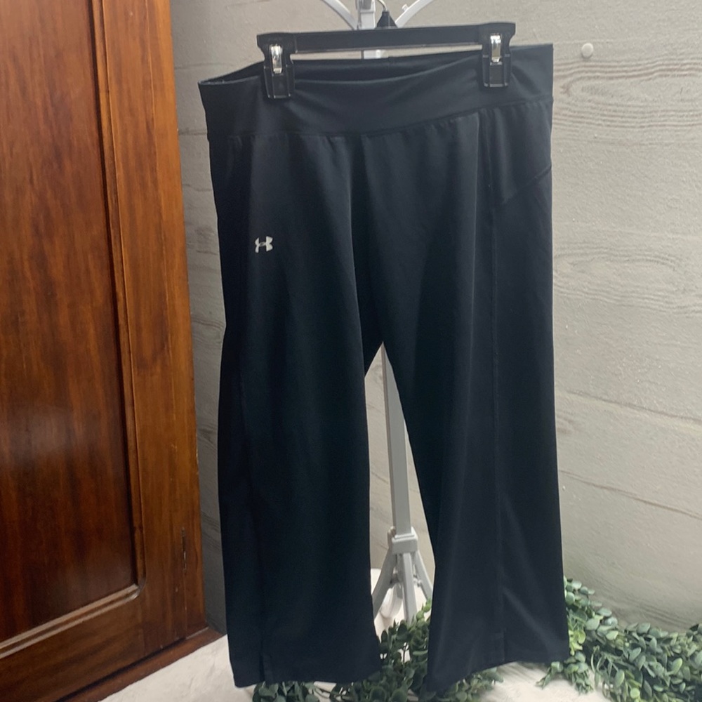 Women Under Armour black capri yoga workout pants size Small
